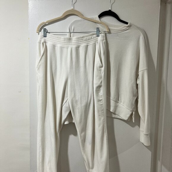 🤍 Abercrombie & Fitch White Velour Sweatshirt (M) 🤍 - Picture 6 of 6